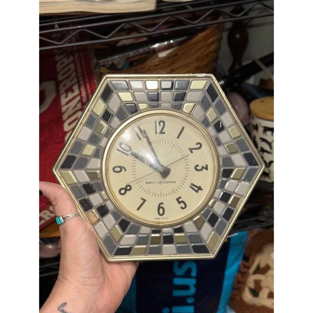 WORKS - Vintage General Electric Plug In Clock